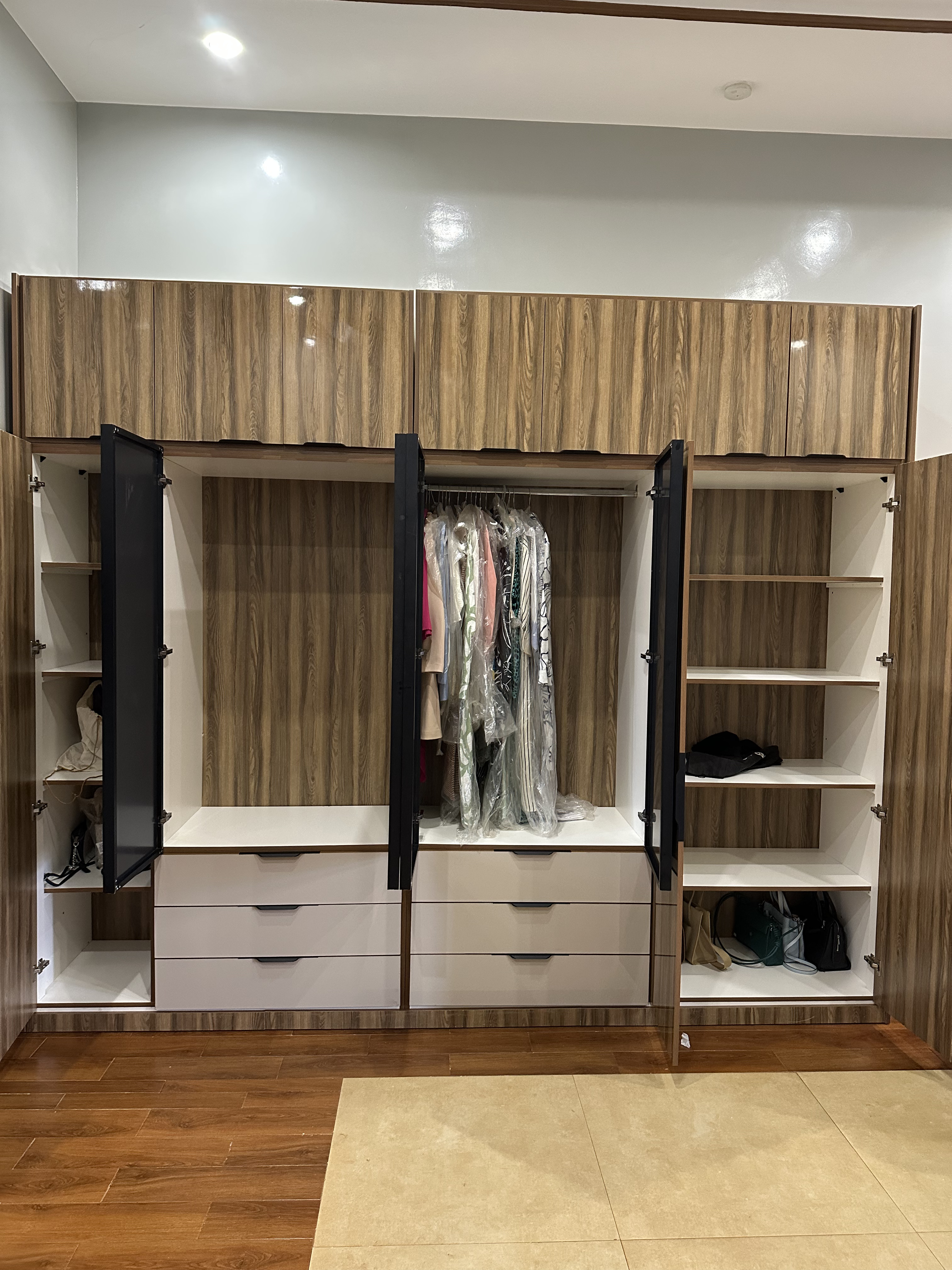 Armoire noyer 3 corps + miroir