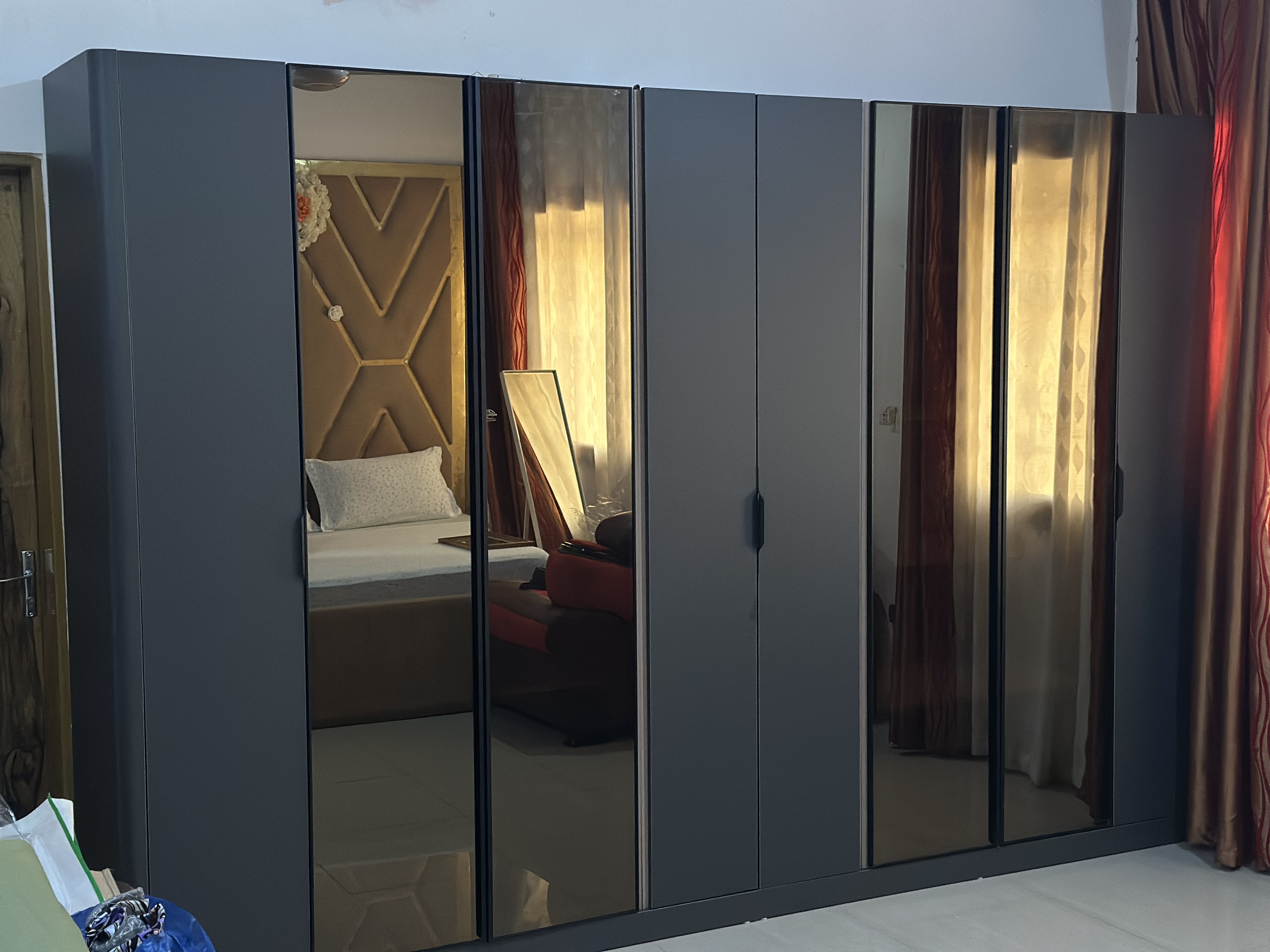 Armoire vitrée anthracite LED